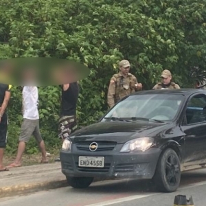Drogas são encontradas em porta malas; um suspeito foge pelo mato