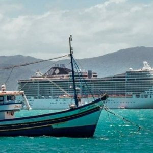 No segundo cruzeiro da temporada, quatro mil turistas desembarcam em Porto Belo