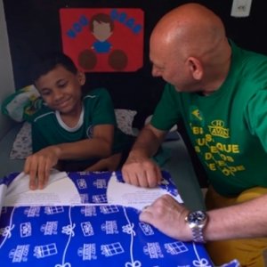 Luciano Hang faz surpresa de natal e presenteia criança com videogame 