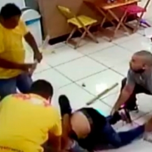 VÍDEO: Assaltante armado é detido por funcionários de sorveteria 