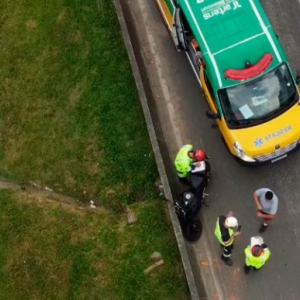 Motociclista em alta velocidade colide em veículo na BR-101