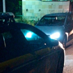 Veículo furtado é recuperado; para fugir condutor se joga com carro em movimento 