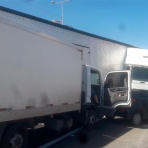 Acidente entre carreta, caminhão e carro provoca longas filas na BR-101