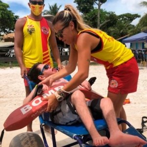 Cadeira ajuda pessoas com deficiência a tomar banho de mar; saiba como funciona