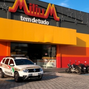 Criminoso armado invade loja, rende funcionárias e leva dinheiro do caixa