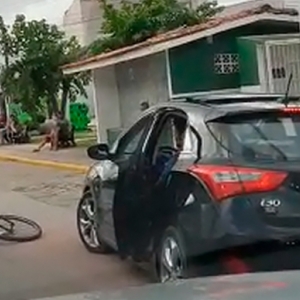 Em trânsito intenso, ciclista é atingido por porta de carro em avenida