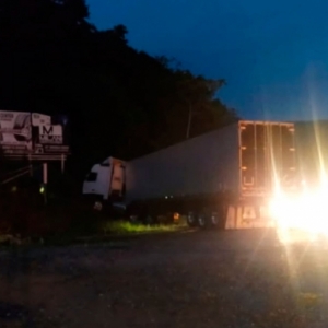 MAIS ACIDENTES: carro colide com carreta e motorista fica gravemente ferido