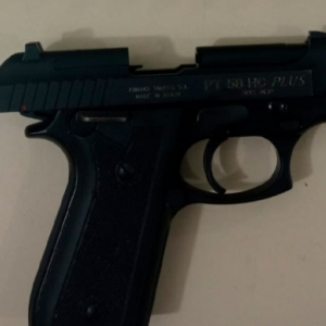 Homem descontrolado ameaça esposa e filhos; autor estava armado