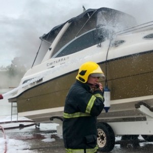 Lancha preparada para virada de ano é destruída por incêndio em Tijucas