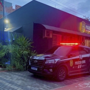 Homem tenta invadir quarto de pousada com menina de 13 anos