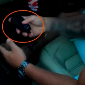 Homem coloca dispositivo em carro para imitar som de veículos de emergência