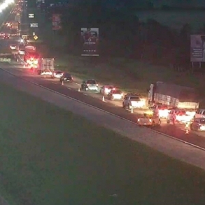 Colisão entre duas carretas deixa BR-101 parada e com 11 quilômetros de filas