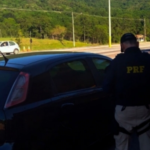 Veículo com registro de furto é encontrado durante fiscalizações