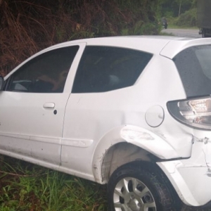 SUSTO: Condutora de veículo perde o controle da direção e colide em barranco