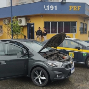 Mais um carro furtado é recuperado circulando clonado