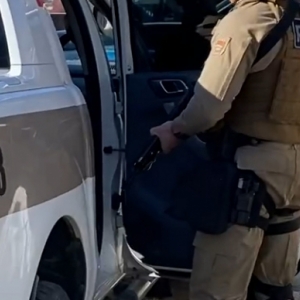 Foragido tenta esconder o rosto para não ser abordado pela polícia