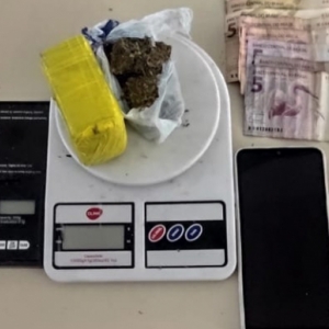 Dupla é presa por tráfico após testemunha abordar policiais