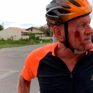 Idoso sofre ferimentos após cair em bueiro sem tampa no Centro de Tijucas