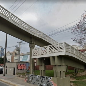 Mulher denuncia jovem se masturbando em passarela de via pública