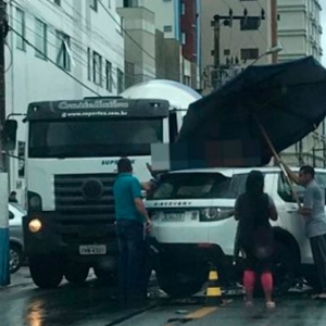 Motociclista fica sobre carro após colidir em via pública