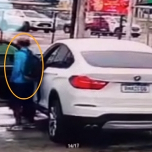 VÍDEO: Homem furta chave de veículo no interior de loja