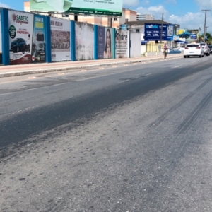 Caminhão despeja óleo e deixa extensa mancha em asfalto de avenida