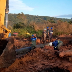 Dois rompimentos em adutora deixam cidade sem fornecimento de água