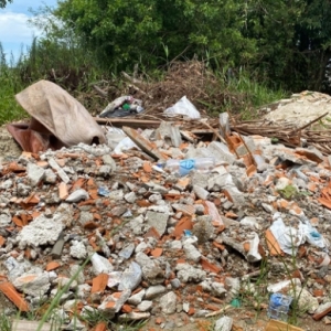 Com medo de mosquito da dengue moradores pedem limpeza de terreno com entulhos