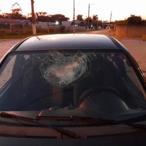 Jovem motorista tem carro atacado por três homens em via pública