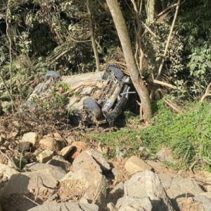 Veículo fica destruído ao capotar no morro de Zimbros