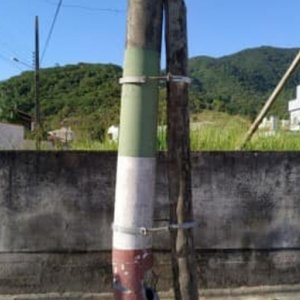 Poste de energia elétrica danificado deixa moradores preocupados
