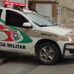 Rapaz tenta furtar patinete motorizado e é contido por moradores