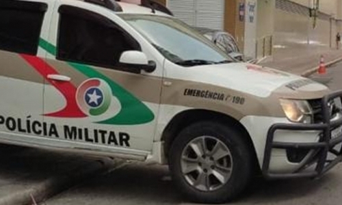 Rapaz tenta furtar patinete motorizado e é contido por moradores