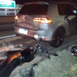 Motociclista bate em carro parado na BR-101 e sofre fraturas na face