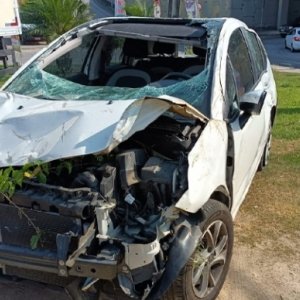 Mulher tem direção fechada por veículo e sofre capotamento na BR-101