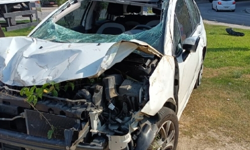 Mulher tem direção fechada por veículo e sofre capotamento na BR-101