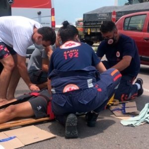 Motociclista tenta ultrapassar caminhão, colide contra cone e fica ferido