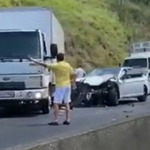 VÍDEO: Engavetamento envolvendo seis veículos causa filas enormes na BR-101