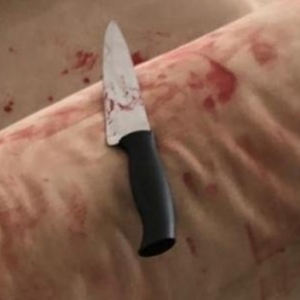 Mãe com criança pequena e bebê recém nascido usa faca para se defender de marido