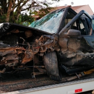 Colisão violenta em rodovia deixa dois carros destruídos e motoristas feridos