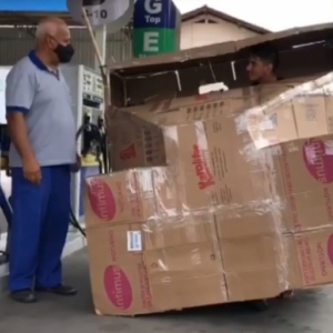 Homem viraliza ao construir caminhão de papelão e circular pelas ruas da cidade