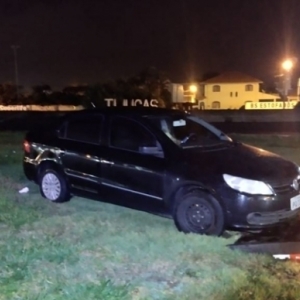 Acidente na BR-101; veículo sai da pista e atinge canteiro