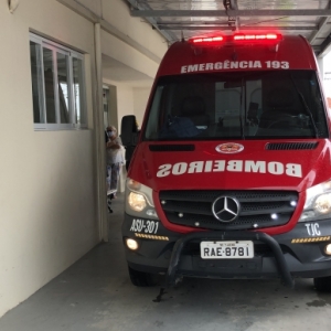 Condutor de moto tem suspeita de fratura na perna após acidente