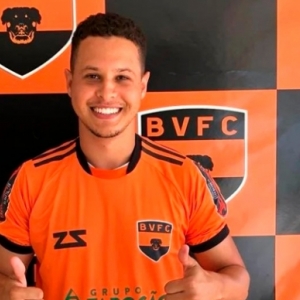 Destaque do futebol tijuquense, atleta fecha contrato profissional