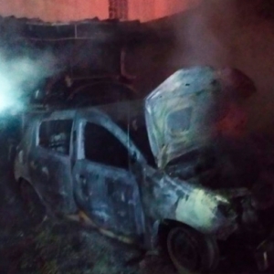 Incêndio deixa carro destruído e atinge outro veículo em oficina mecânica