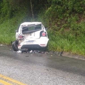 Mulher perde o controle da direção, carro invade pista contrária e provoca colisão