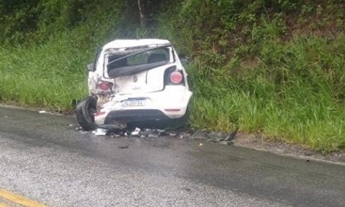Mulher perde o controle da direção, carro invade pista contrária e provoca colisão