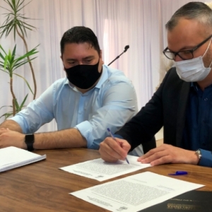 Prefeito transmite cargo para vice e novos secretários assumem pastas