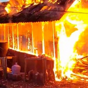 Idoso perde a vida em incêndio que destruiu barracão de madeira  