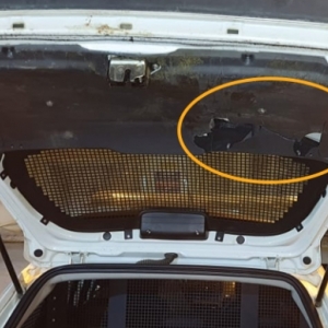 Detido destrói caixa de viatura e tenta agredir policiais